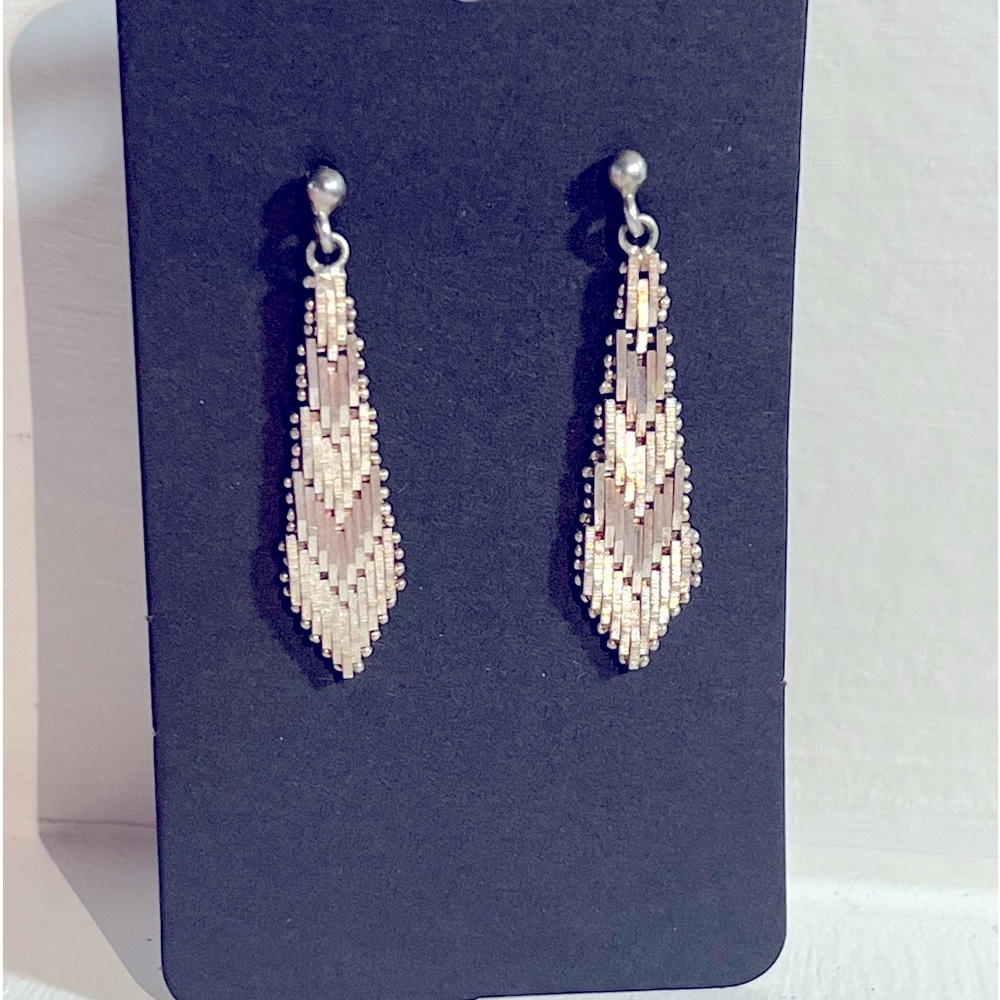 Silver snakelike chain necktie earrings